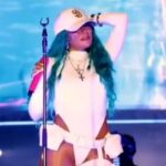 Karol G llorando al cantar Ocean en el Baja Beach Fest