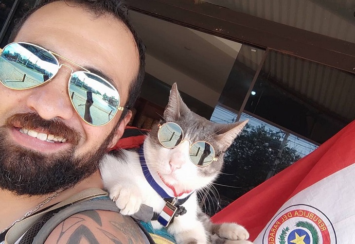 Jhon Galvis y Bella, el gato mochilero murió envenado