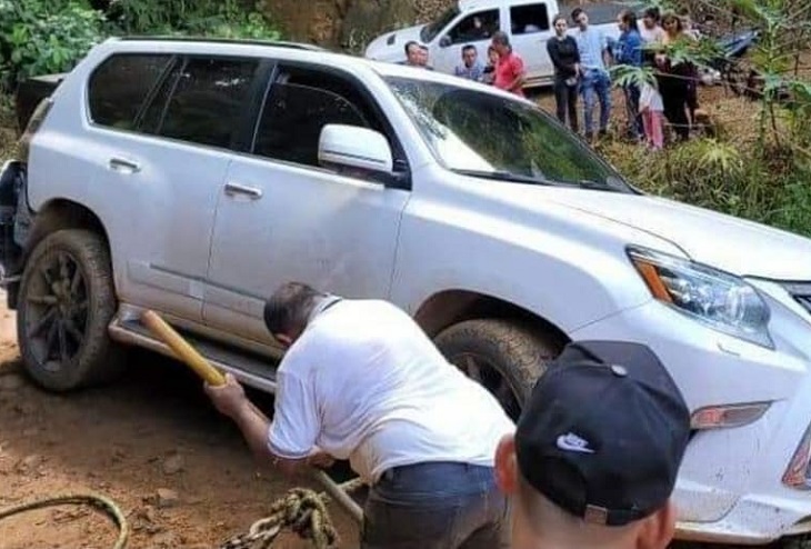 Nelson Velásquez estuvo a punto de caer a un precipicio en su camioneta