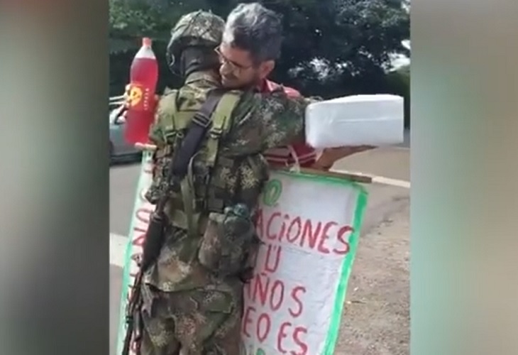 Video de soldado al que su padre le lleva torta por su cumpleaños