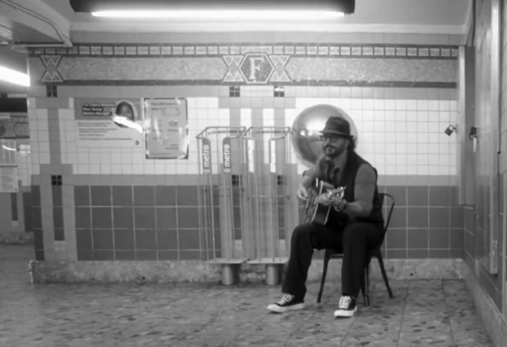 Ricardo Arjona cantó en el Metro de Nueva York y nadie se le acercó