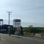 Tasajera repite, camión cargado de azúcar se volcó y fue saqueado en el acto