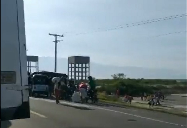 Tasajera repite, camión cargado de azúcar se volcó y fue saqueado en el acto