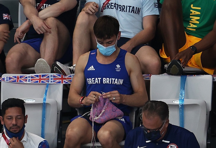 Tom Daley, el campeón olímpico que teje desde las gradas en Tokio