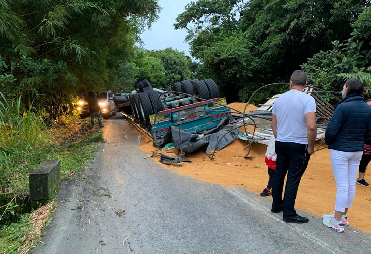 Cierre total en la vía Hatillo- Cisneros: camión se volcó y tiró toda la carga