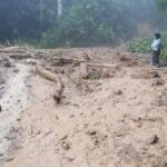 Derrumbe y lodo tapan varios tramos de la vía Supía-Caramanta