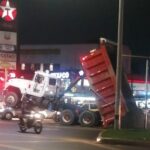 Volqueta quedó 'parada' en la avenida 33 de Medellín tras botar la arena