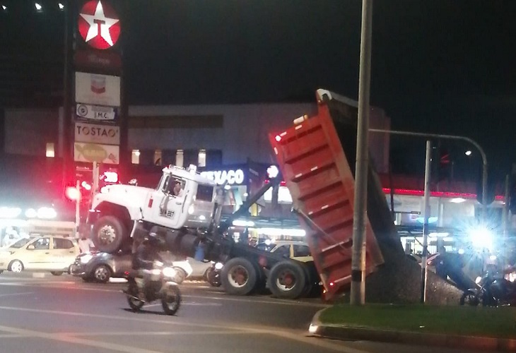 Volqueta quedó 'parada' en la avenida 33 de Medellín tras botar la arena