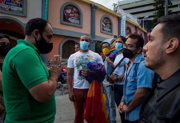Activistas protestan por discriminación a homosexuales en pizzería de Caracas