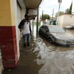 Afectados por lluvias en México rescatan entre el lodo lo poco que les queda