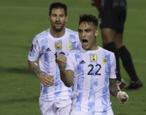 Lautaro Martínez y los Correa golean y Argentina mantiene la presión sobre Brasil