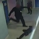 El expolicía Christopher Cruise pateó y redujo a niño autista en una escuela