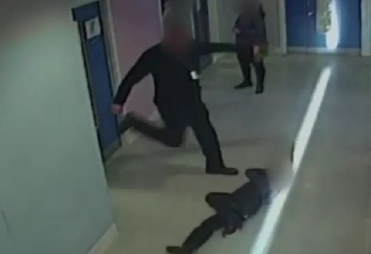 El expolicía Christopher Cruise pateó y redujo a niño autista en una escuela