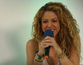 Denuncian que acompañantes de Shakira “intimidaron” a un fotógrafo en España