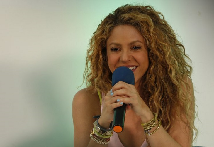 Denuncian que acompañantes de Shakira intimidaron a un fotógrafo en España
