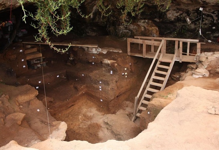 Descubren herramientas de hueso para fabricar ropa de hace 120.000 años