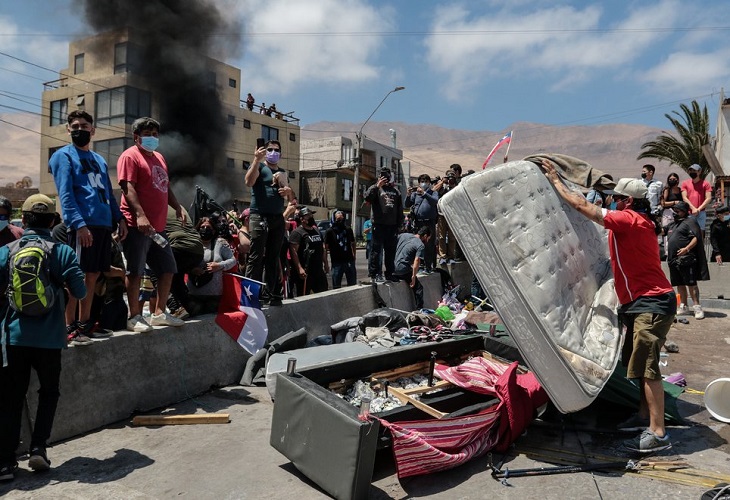 Opositor lamenta el desalojo de campamento de migrantes venezolanos en Chile