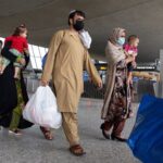 EE.UU. estudia qué hacer con los afganos que se colaron en sus vuelos de evacuación