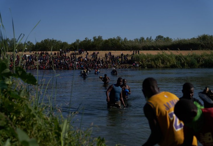 Estados Unidos, tras el cruce masivo de haitianos en la frontera - Si viene ilegalmente, será devuelto