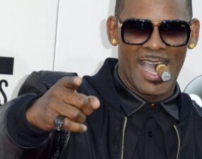 El cantante R. Kelly es declarado culpable de crimen organizado y tráfico sexual