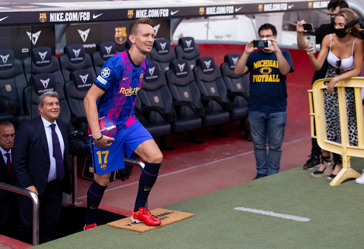 El delantero neerlandés Luuk de Jong (d), seguido por el presidente del Club, Joan Laporta este jueves en el Camp Nou durante su presentación como nuevo jugador azulgrana.EFE
