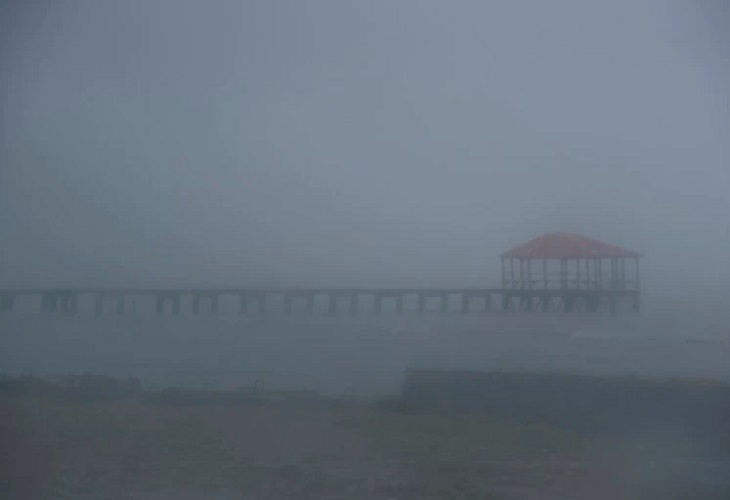 El huracán mayor Sam sigue fortaleciéndose lejos de la costa
