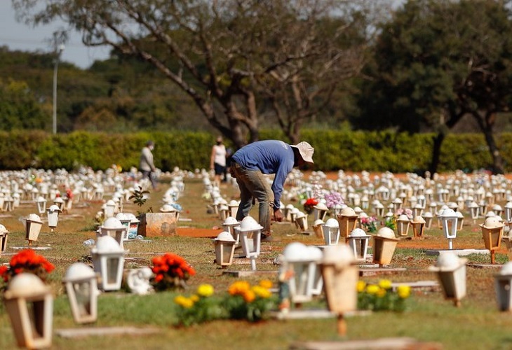 El promedio de muertes por covid en Brasil cayó en un 50 % en el último mes