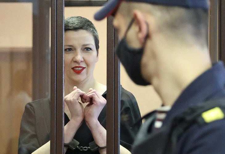 El régimen bielorruso condena a 11 años de prisión a aliada de Tijanóvskaya
