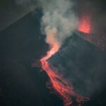 El volcán de La Palma forma otro gran río de lava tras unas horas de pausa