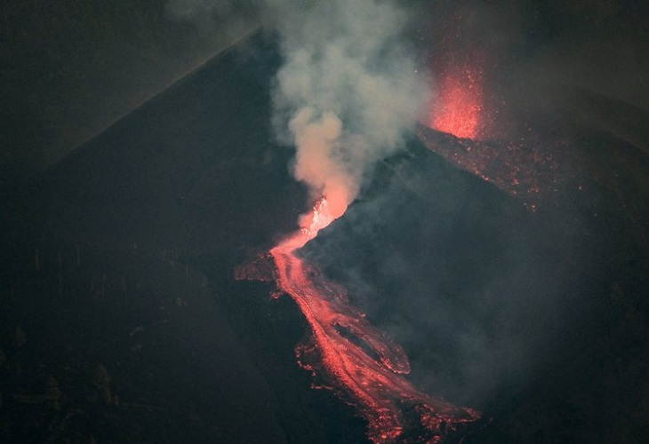El volcán de La Palma forma otro gran río de lava tras unas horas de pausa