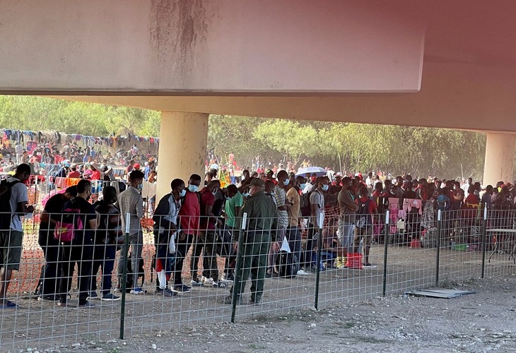 Estados Unidos cierra puente fronterizo por el cruce masivo de haitianos