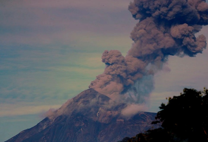 Guatemala, alerta por la erupción del volcán de Fuego, el más activo de Centroamérica