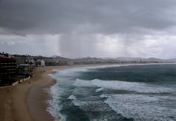 Huracán Olaf pierde fuerza pero sigue causando lluvias en noroeste de México