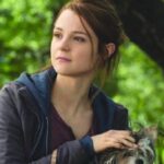 Un camión cementero atropelló a Kathryn Prescott, actriz de la serie Skin