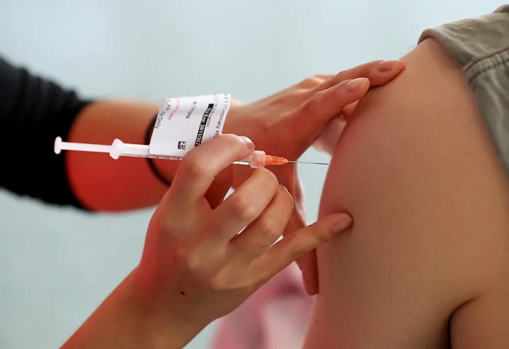 La EMA insta a acelerar la vacunación y estudia las dosis de refuerzo y adicionales