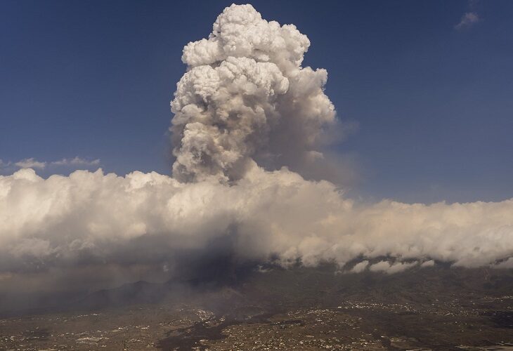 El cúmulo de ceniza del volcán deja inoperativo el aeropuerto de La Palma