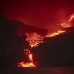 La lava llega al mar en una zona de acantilados en la costa de Tazacorte