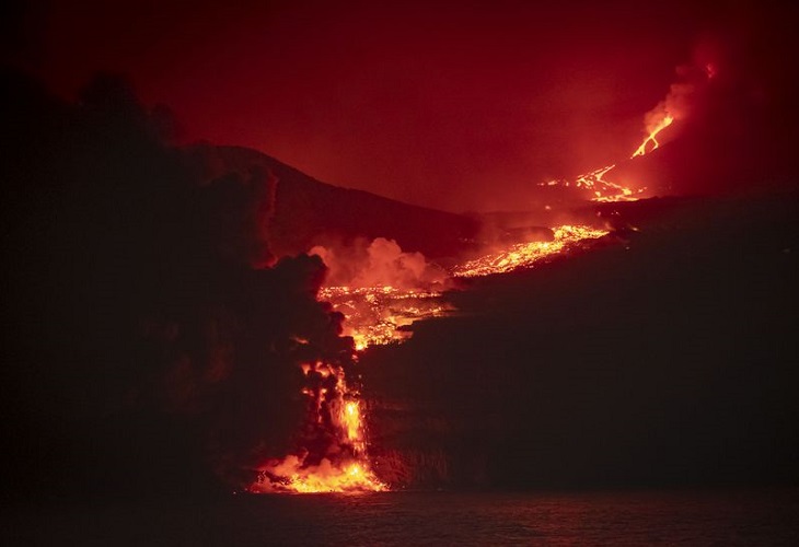 La lava llega al mar en una zona de acantilados en la costa de Tazacorte