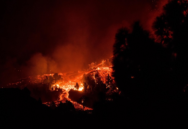 La lava, más fluida, quema plásticos y compuestos químicos en La Palma
