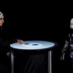 La mirada directa de un robot humanoide influye en nuestra toma de decisiones