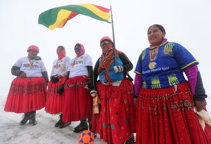 Las cholitas escaladoras bolivianas juegan fútbol a 5.000 metros de altitud