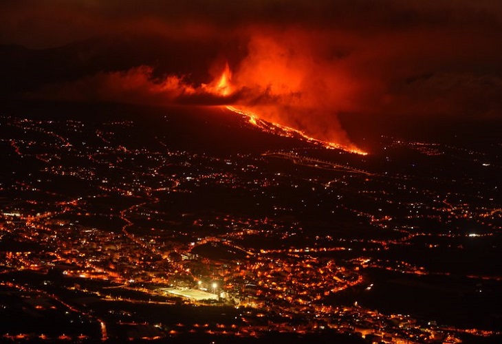 Las coladas del volcán de La Palma avanzan a 700 metros por hora y 1.075 ºC