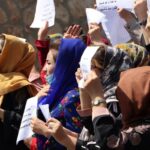 Los talibanes dispersan una protesta de mujeres con gases y tiros al aire