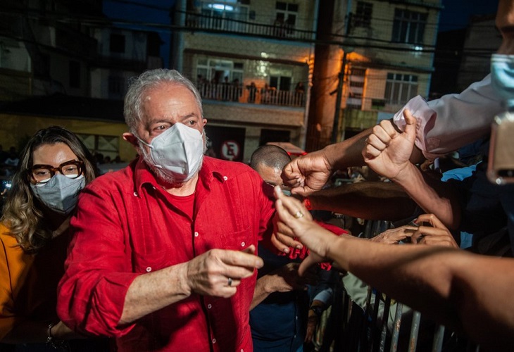 Lula mantiene una amplia ventaja en los sondeos para la elección presidencial en Brasil