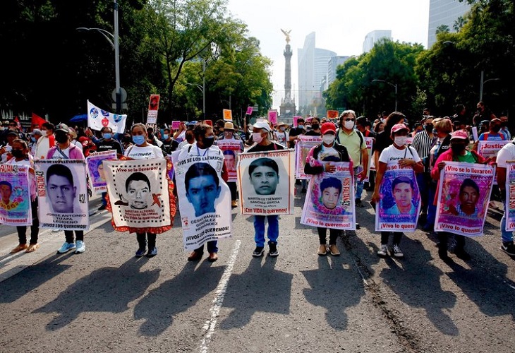 marcharon en México por los siete años de ausencia de los estudiantes de Ayotzinapa