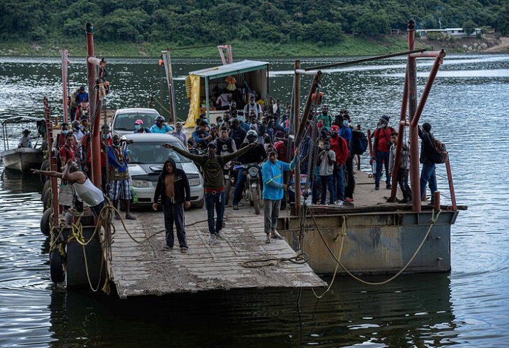 Migrantes haitianos huyen del estado mexicano de Chiapas en peligrosas rutas