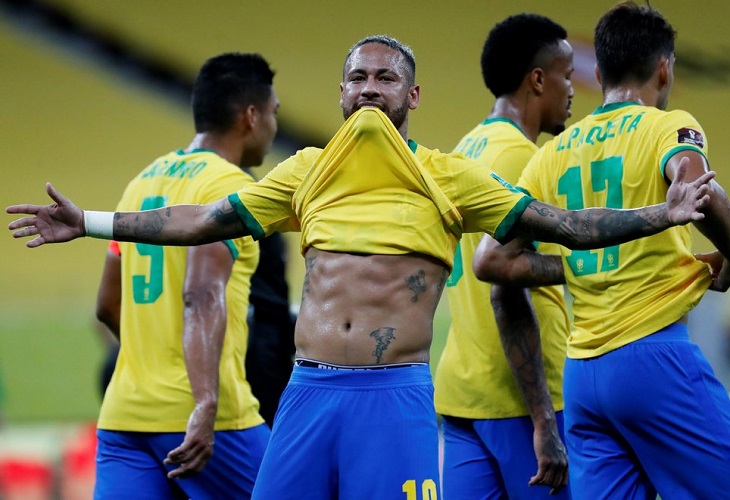 Neymar celebra sus marcas como el mayor goleador de Brasil en eliminatorias