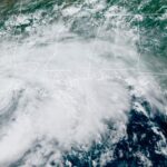 Nicholas se convierte en depresión tropical sobre Texas y seguirá con lluvias