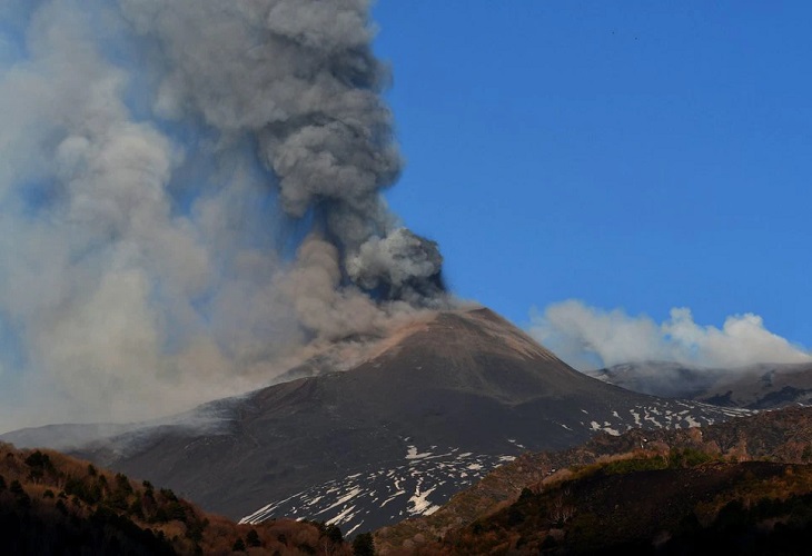 Nueva erupción del Etna, con emisión de cenizas y lava