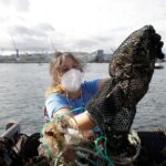 Retiran más de dos toneladas de basura en la limpieza del mar de A Coruña